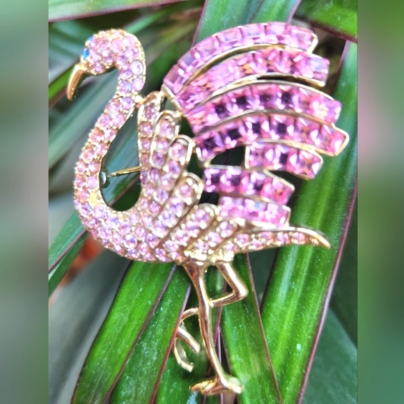 GIORGIO Jewelry - Vtg GIORGIO Flamingo Glitzy Barbie Gems PINK Rhinestones GOLD Marked Brooch NWOT